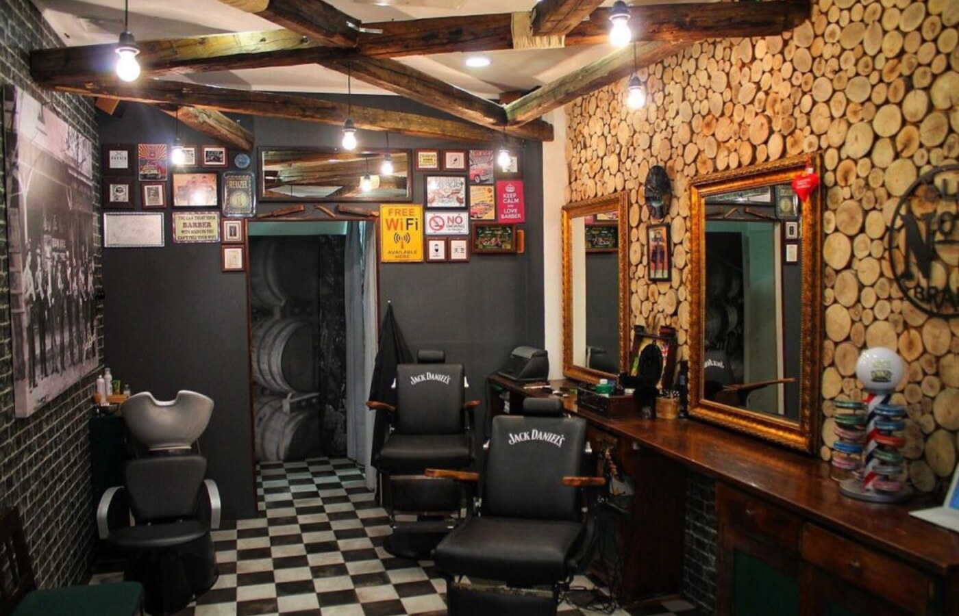 Detalj rasvjete i ambijenta Master's Barber Shopa