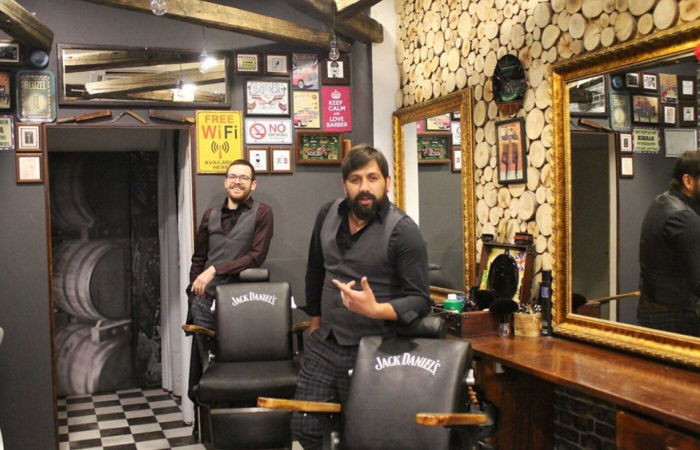 Širi kadar Master's Barber Shop interijera